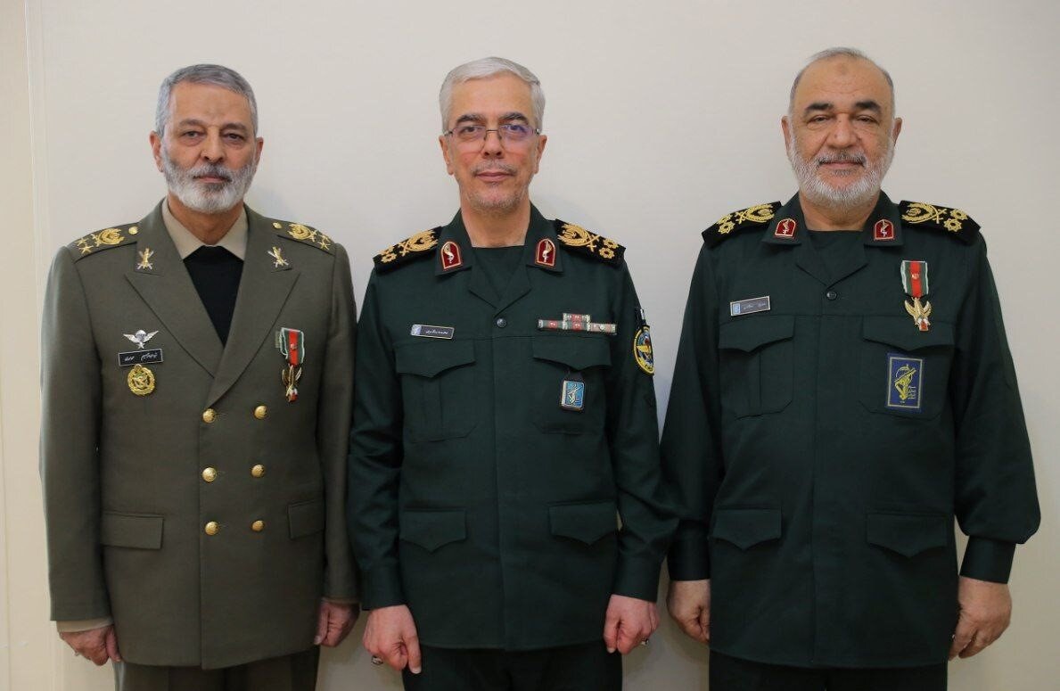 همه چیز درباره عالیترین نشان نظامی ایران + تصاویر | این غیر نظامی مشهور هم نشان فتح دارد