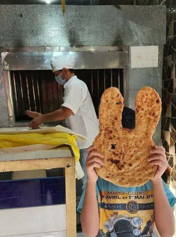 عکس | خلاقیت جالب نانوای کرمانی برای کودکان
