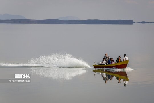 گردشگران در دریاچه ارومیه
