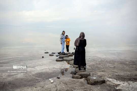 گردشگران در دریاچه ارومیه