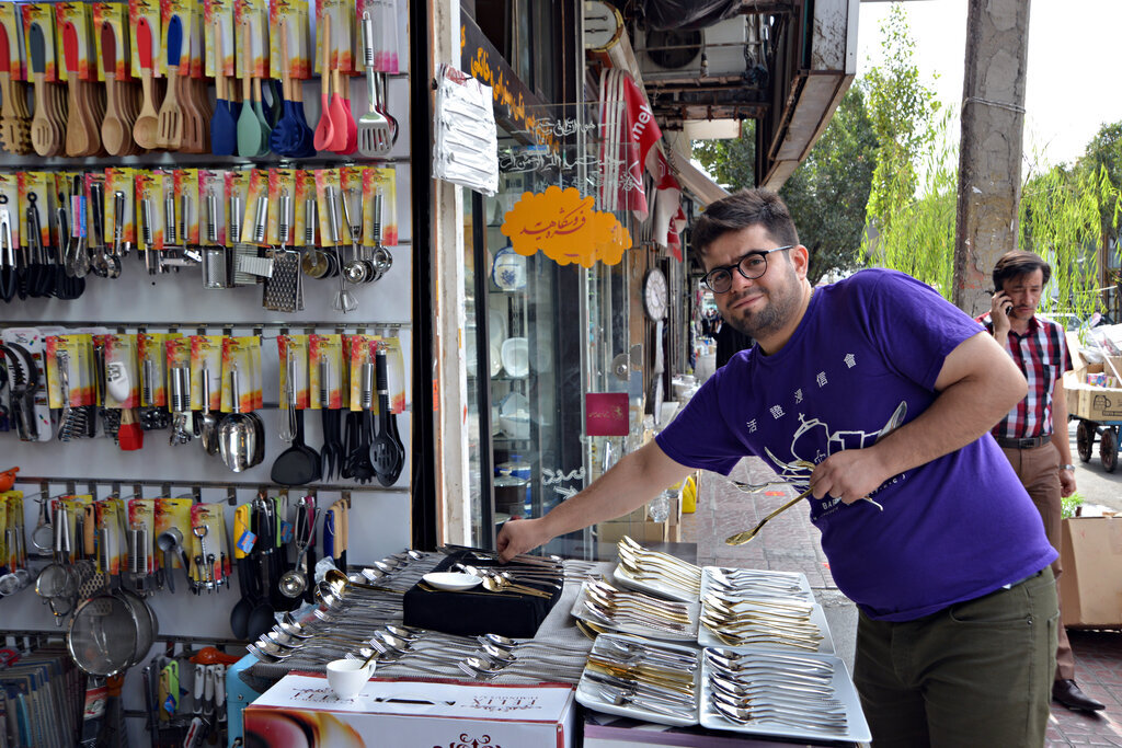 ریز و درشت آشپزخانه در شوش | کف و سقف قیمت سرویس غذاخوری، قابلمه، قاشق و چنگال و بلور و کریستال چند؟