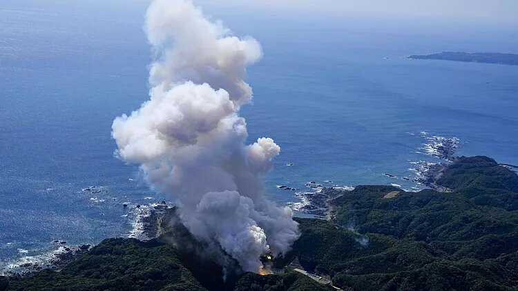 موشک فضایی ژاپن لحظاتی پس از پرتاب منفجر شد + عکس و جزئیات