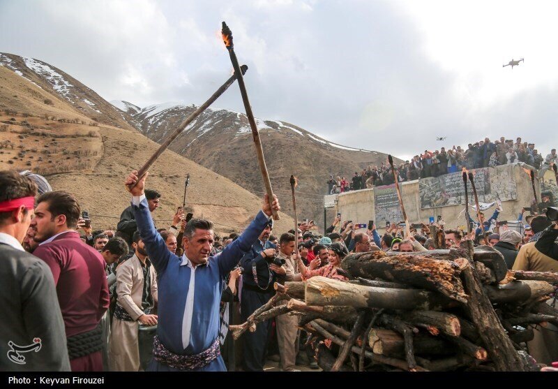 مردم کردستان با مشعل گردانی و روشن کردن آتش به استقبال نوروز رفتند | تصاویر
