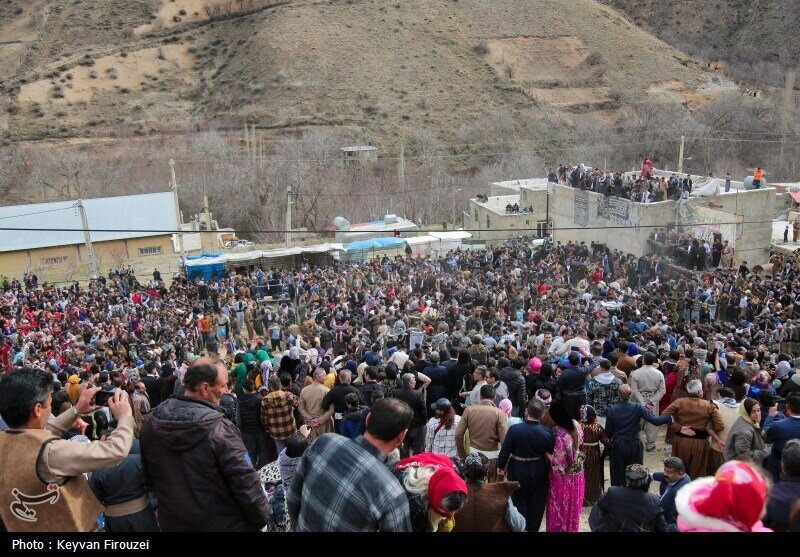 مردم کردستان با مشعل گردانی و روشن کردن آتش به استقبال نوروز رفتند | تصاویر