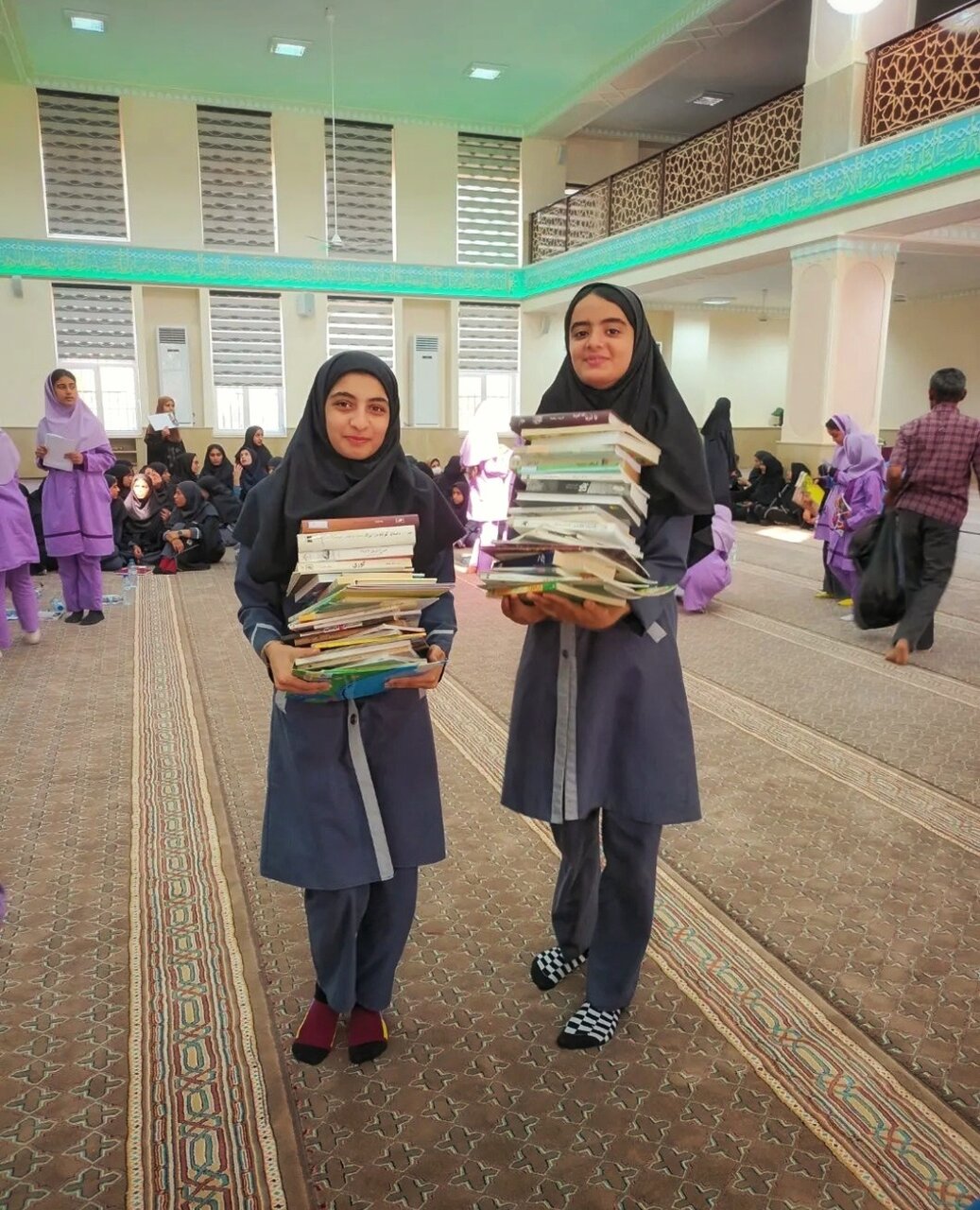 سفره کتاب در پایتخت انرژی | بچه ها کتابخانه این روستا را چیدند