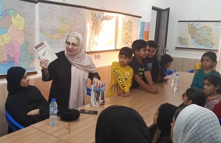 سفره کتاب در پایتخت انرژی | بچه ها کتابخانه این روستا را چیدند