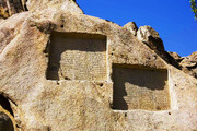 تخریب کتیبه هخامنشی در گنجنامه با نارنجک دست‌ساز + عکس | اعزام گروه میراث فرهنگی برای بررسی