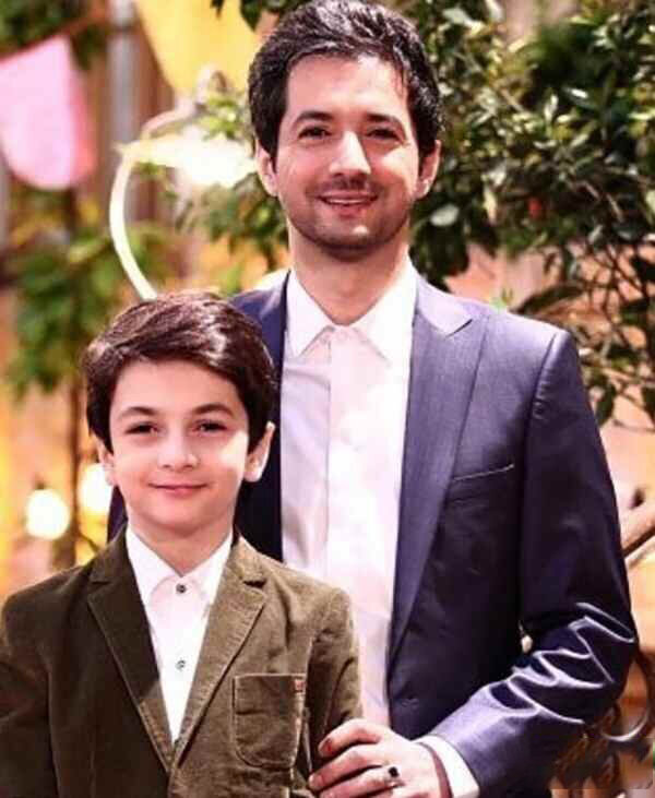 مجری معروف برنامه های مذهبی در کنار همسر و فرزندش + تصاویر