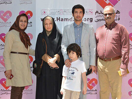 مجری معروف برنامه های مذهبی در کنار همسر و فرزندش + تصاویر