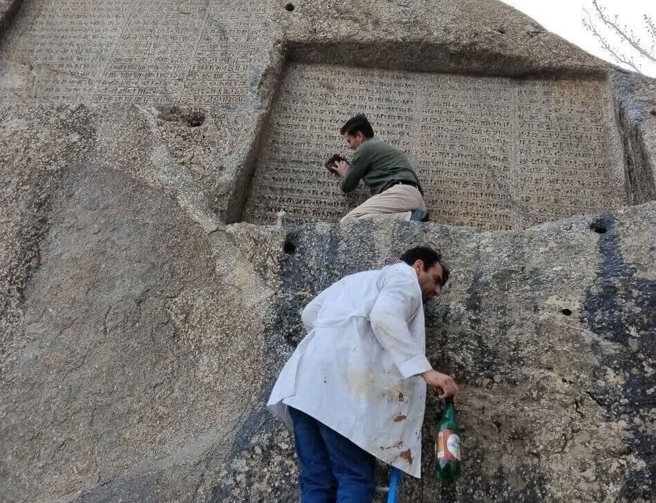 مرمت فوری کتیبه هخامنشی در گنجنامه پس از اصابت نارنجک + تصاویر | ماجرایی که در فضای مجازی داغ شده بود