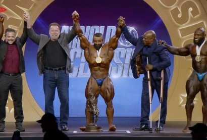 تصویر حرکت دیدنی چوپان مقابل رونی کلمن در لحظه اهدای مدال