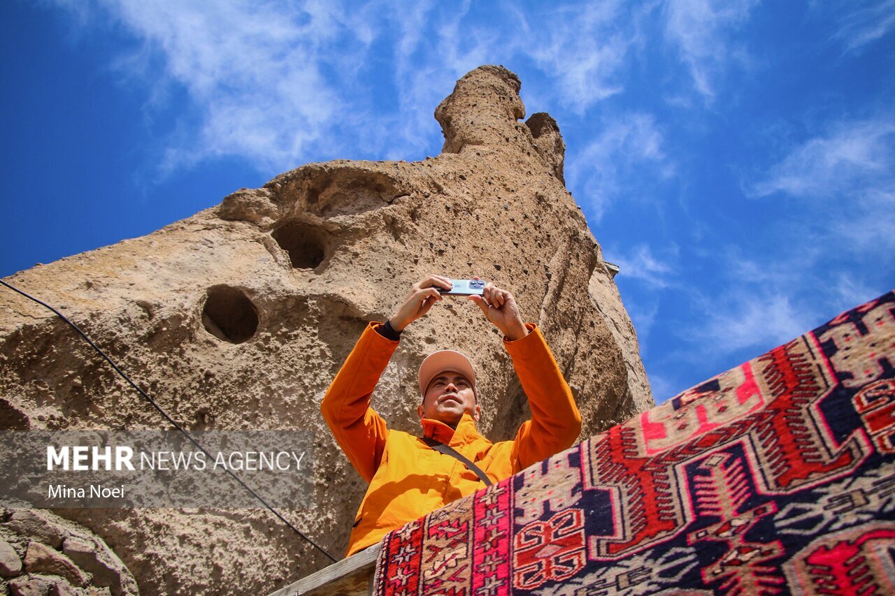 اینفلوئنسرهای چشم بادامی در کندوان | هیجان و غافلگیری چینی ها از دیدن روستای تاریخی و صخرهای کندوان | تصاویر