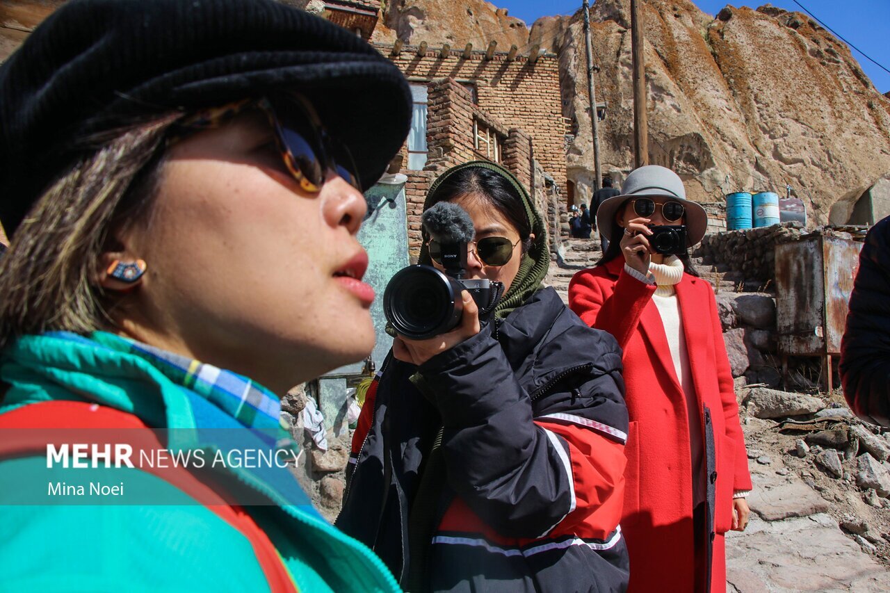 اینفلوئنسرهای چشم بادامی در کندوان | هیجان و غافلگیری چینی ها از دیدن روستای تاریخی و صخره‌ای کندوان | تصاویر