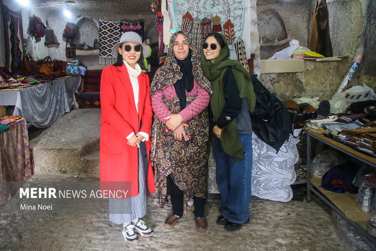 اینفلوئنسرهای چشم بادامی در کندوان | هیجان و غافلگیری چینی ها از دیدن روستای تاریخی و صخرهای کندوان | تصاویر