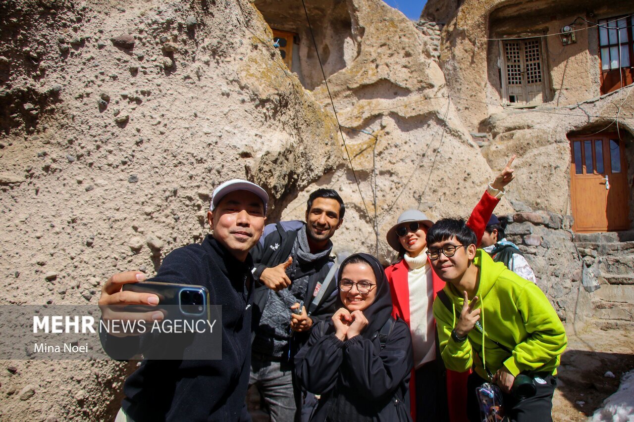 اینفلوئنسرهای چشم بادامی در کندوان | هیجان و غافلگیری چینی ها از دیدن روستای تاریخی و صخرهای کندوان | تصاویر