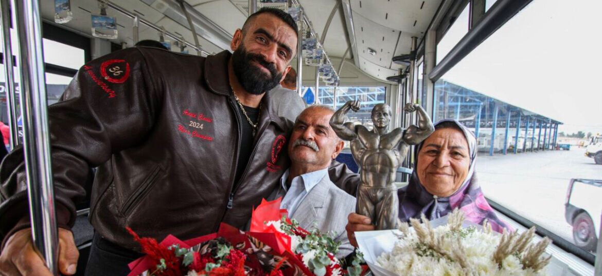 هادی چوپان در آغوش مادرش