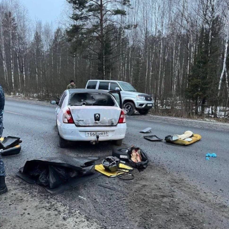 فوری | ۴ ترورریست در روسیه دستگیر شدند | آنها در حال فرار به اوکراین بودند | اولین عکس از وضعیت خودروی رنوی تروریست‌ها بعد از تیراندازی پلیس