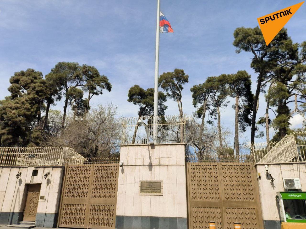 به احترام قربانیان روس پرچم روسیه در سفارت ایران نیمه برافراشته شد | عکس