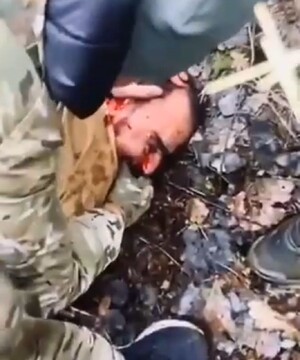 تصاویر آزاردهنده | نیروی امنیتی روسیه گوش یکی از تروریست‌های دستگیر شده را برید و در دهانش گذاشت!