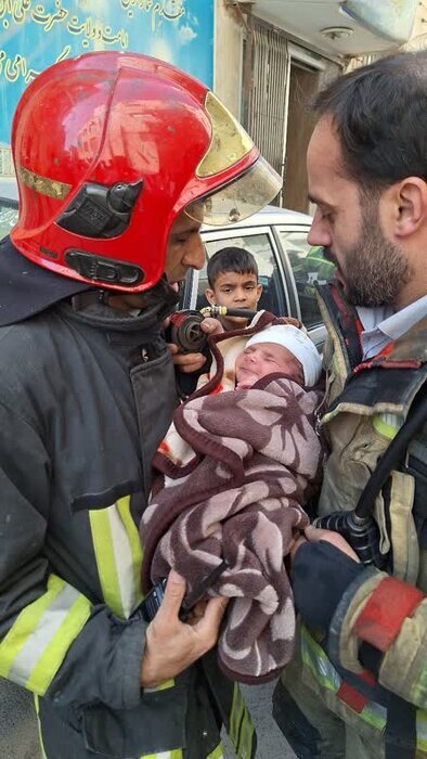 نجات ۱۷ مسافر از یک هتل در مشهد | تصاویر