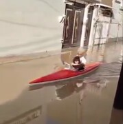 تصاویری جالب از قایق‌سواری در خیابان‌های اهواز پس از بارش‌های اخیر | ببینید