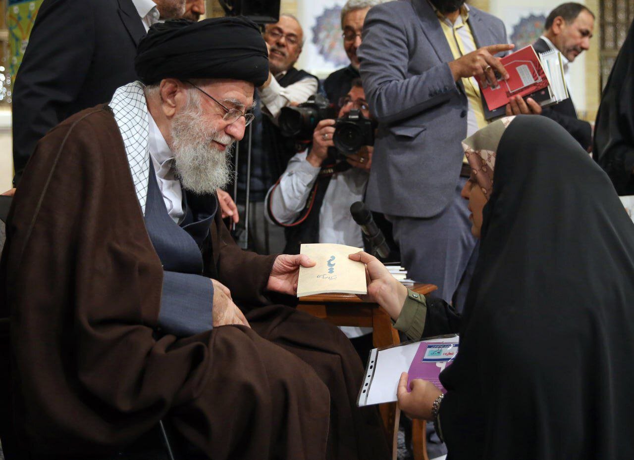 دیدار شاعران و اساتید ادبیات فارسی با رهبر معظم انقلاب