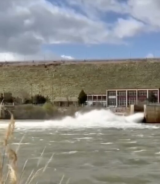 فیلم | لحظه رهاسازی آب یک سد به سوی دریاچه ارومیه | خروش آب را به سمت دریاچه ببینید