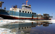 کشتی‌ بزرگ دریاچه ارومیه روی آب قرار گرفت + فیلم | آرتمیا پس از سال‌ها خشکسالی دل به دریا زد