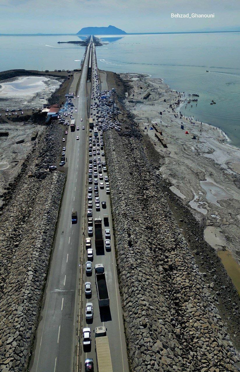 تصاویر جالب از حضور گردشگران به دریاچه ارومیه | حجم ترافیک را ببینید