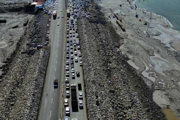 تصاویر جالب از حضور گردشگران به دریاچه ارومیه | حجم ترافیک را ببینید