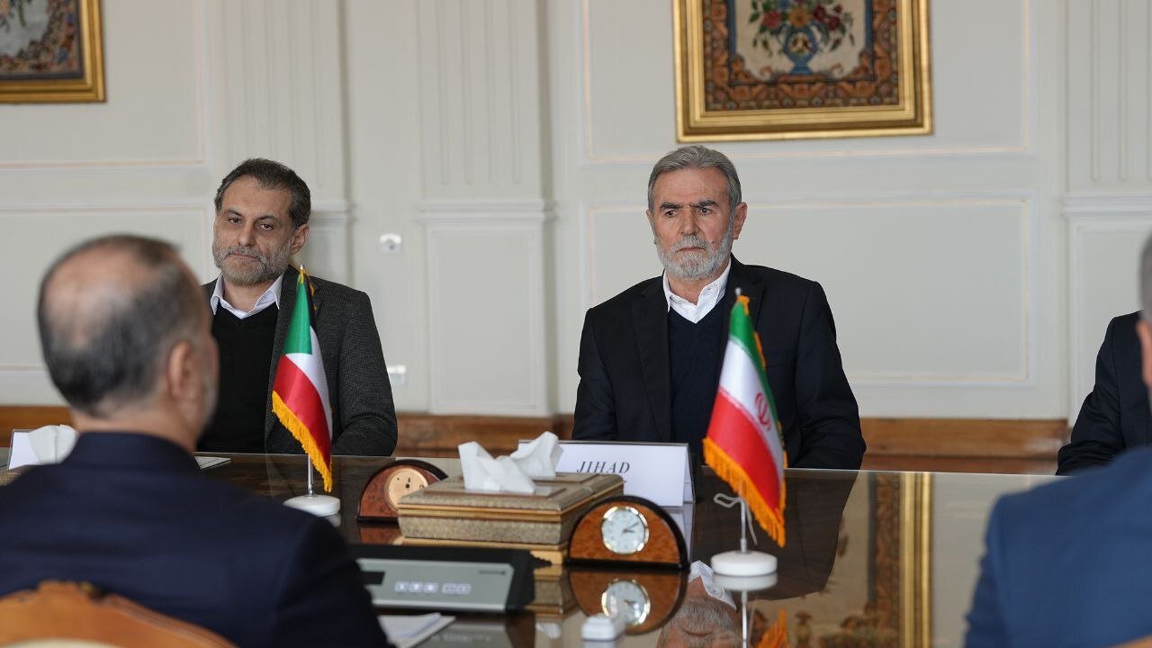 اشتباه عجیب در جریان دیدار وزیر خارجه ایران و مقام فلسطینی | این پرچم کجاست؟! (ببینید)