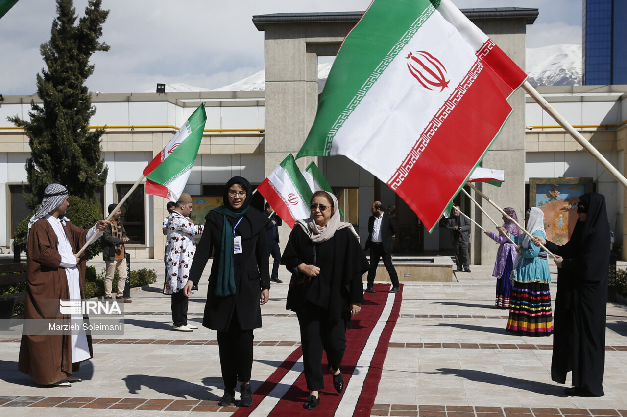 بزرگترین پرچم جمهوری اسلامی به اهتزاز درآمد + تصاویر | از حضور پرشمار مهمانان خارجی تا تا پدر دختر کاپشن صورتی،ساره جوانمردی و...