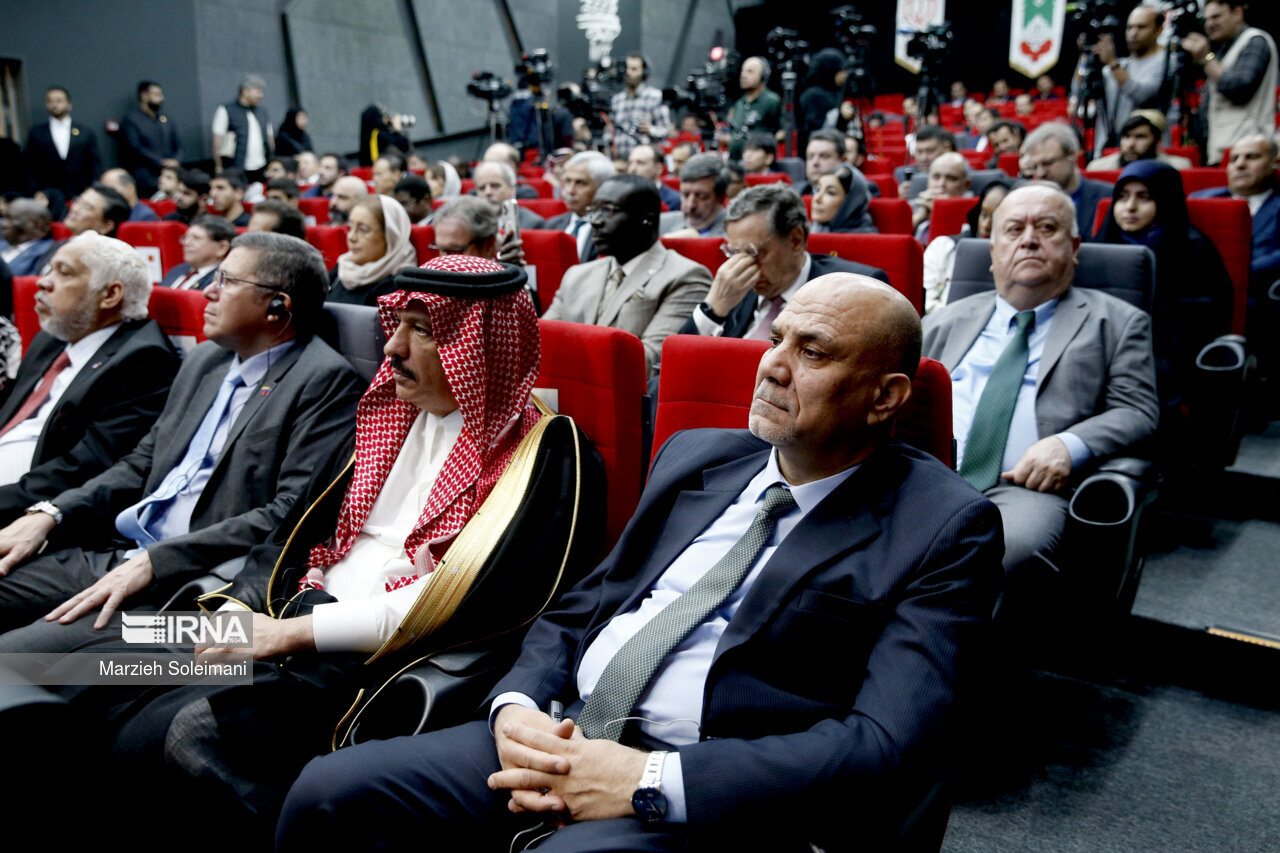 بزرگترین پرچم جمهوری اسلامی به اهتزاز درآمد + تصاویر | از حضور پرشمار مهمانان خارجی تا تا پدر دختر کاپشن صورتی،ساره جوانمردی و...