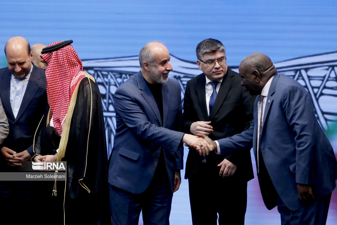 بزرگترین پرچم جمهوری اسلامی به اهتزاز درآمد + تصاویر | از حضور پرشمار مهمانان خارجی تا تا پدر دختر کاپشن صورتی،ساره جوانمردی و...