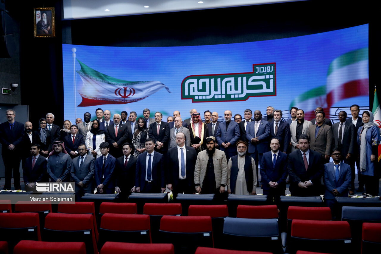 بزرگترین پرچم جمهوری اسلامی به اهتزاز درآمد + تصاویر | از حضور پرشمار مهمانان خارجی تا تا پدر دختر کاپشن صورتی،ساره جوانمردی و...