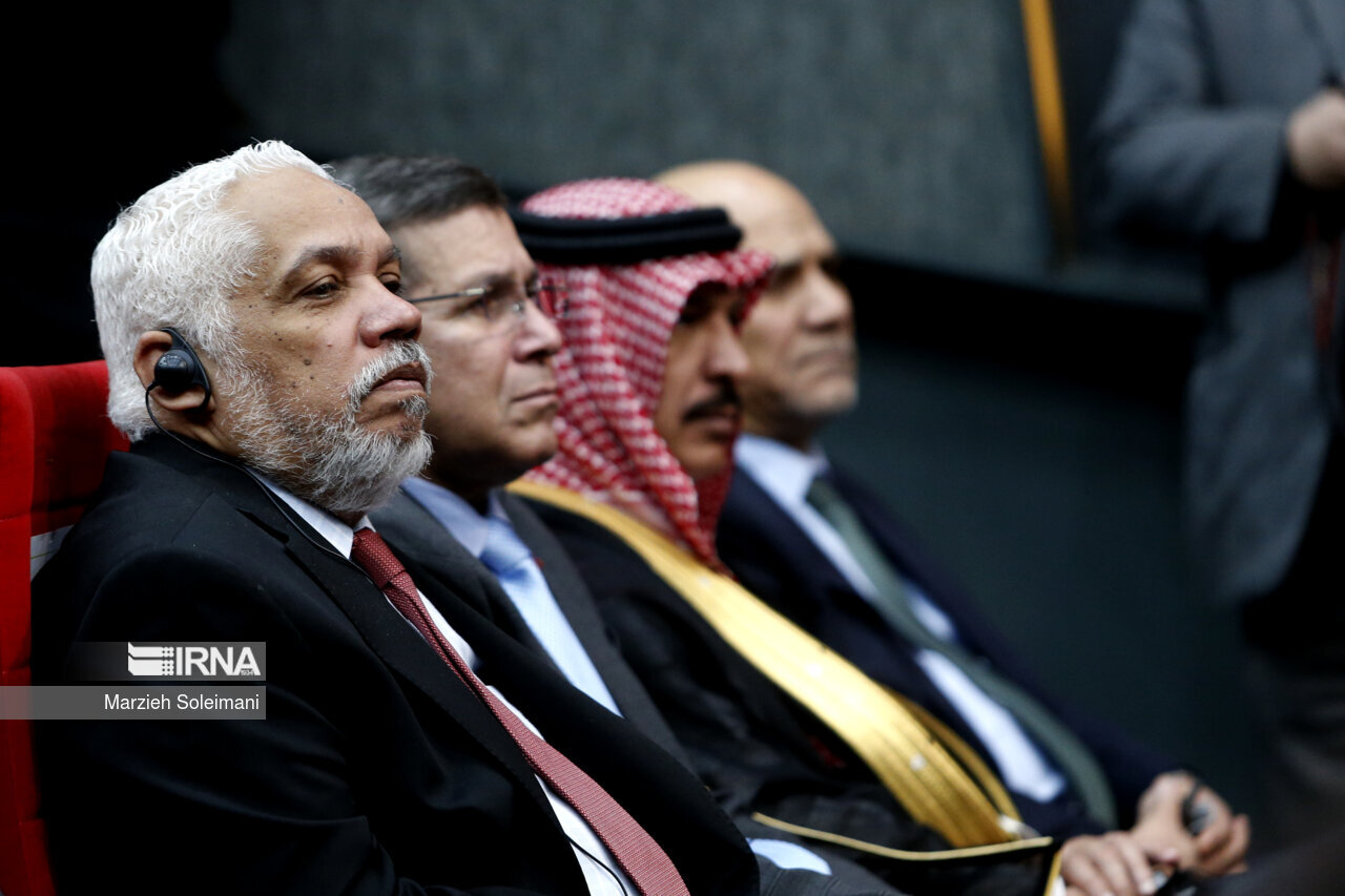 بزرگترین پرچم جمهوری اسلامی به اهتزاز درآمد + تصاویر | از حضور پرشمار مهمانان خارجی تا تا پدر دختر کاپشن صورتی،ساره جوانمردی و...