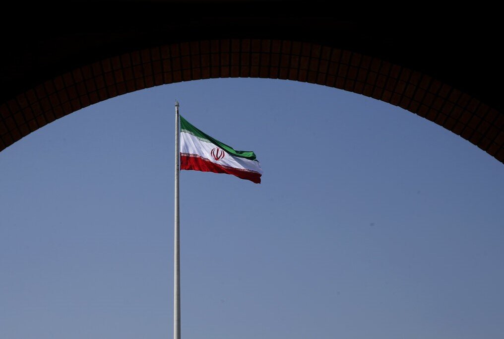 بزرگترین پرچم جمهوری اسلامی به اهتزاز درآمد + تصاویر | از حضور پرشمار مهمانان خارجی تا تا پدر دختر کاپشن صورتی،ساره جوانمردی و...