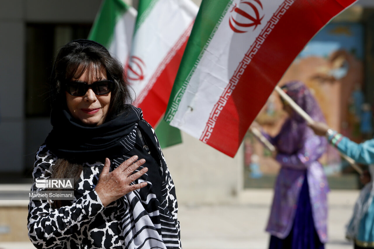 بزرگترین پرچم جمهوری اسلامی به اهتزاز درآمد + تصاویر | از حضور پرشمار مهمانان خارجی تا تا پدر دختر کاپشن صورتی،ساره جوانمردی و...