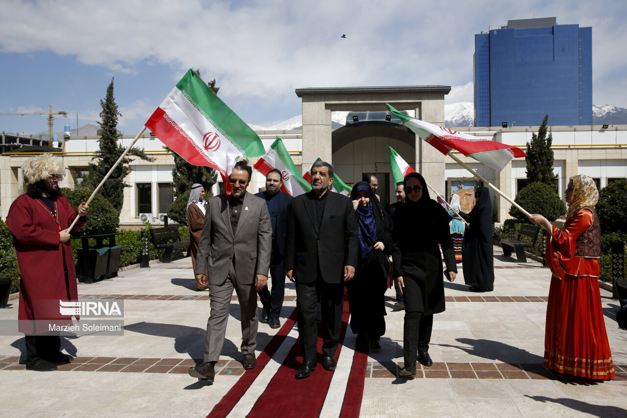 بزرگترین پرچم جمهوری اسلامی به اهتزاز درآمد + تصاویر | از حضور پرشمار مهمانان خارجی تا تا پدر دختر کاپشن صورتی،ساره جوانمردی و...