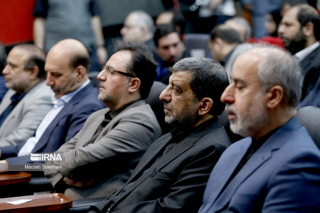 بزرگترین پرچم جمهوری اسلامی به اهتزاز درآمد + تصاویر | از حضور پرشمار مهمانان خارجی تا تا پدر دختر کاپشن صورتی،ساره جوانمردی و...