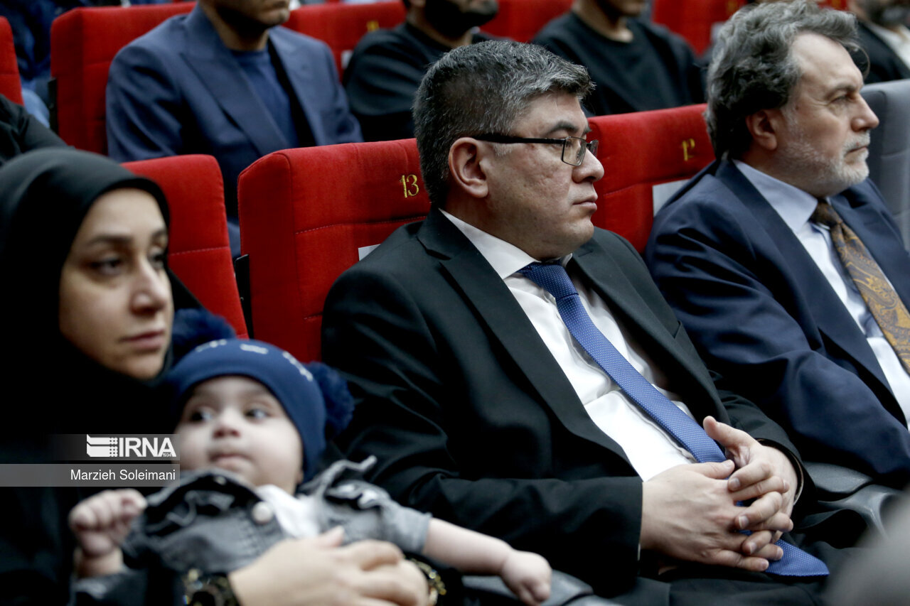 بزرگترین پرچم جمهوری اسلامی به اهتزاز درآمد + تصاویر | از حضور پرشمار مهمانان خارجی تا تا پدر دختر کاپشن صورتی،ساره جوانمردی و...