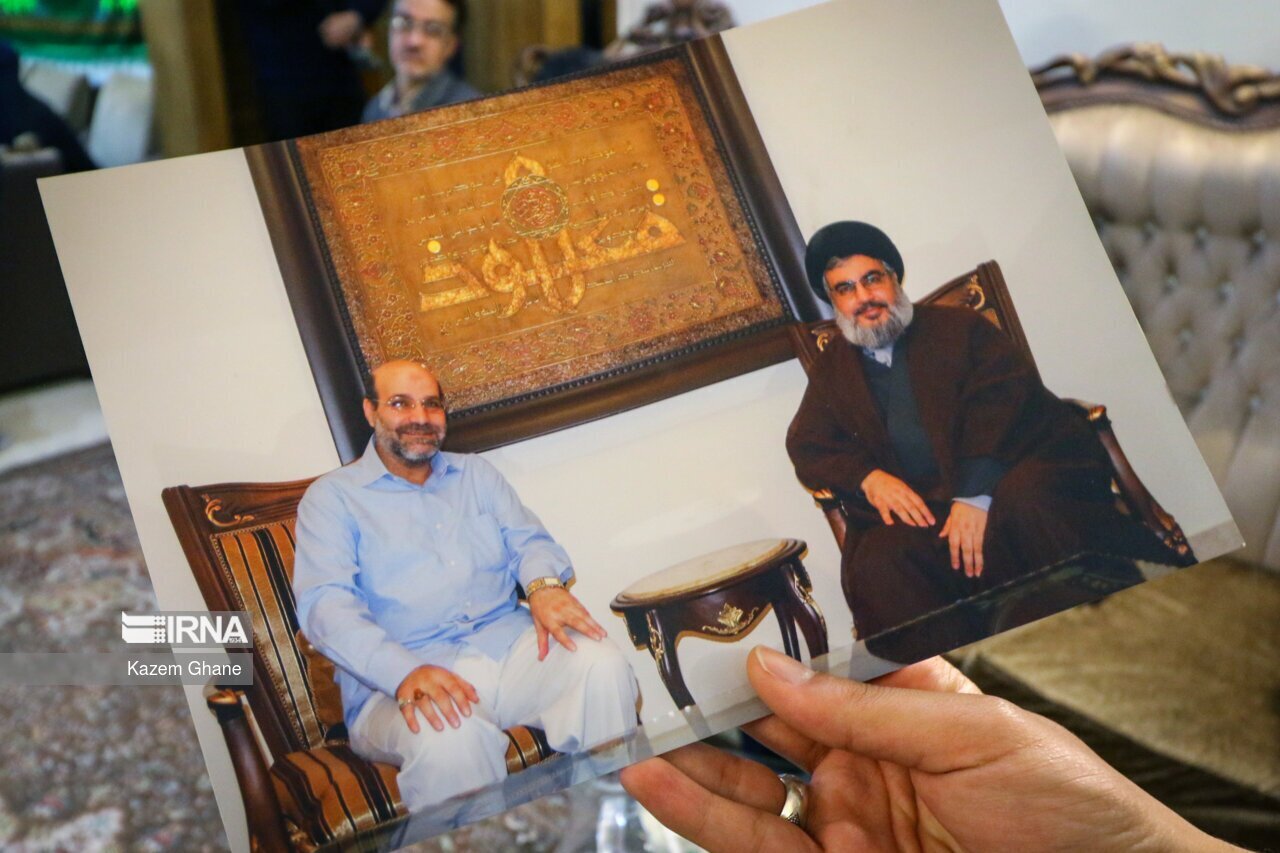 تصویری از شهید محمدرضا زاهدی در کنار سیدحسن نصرالله