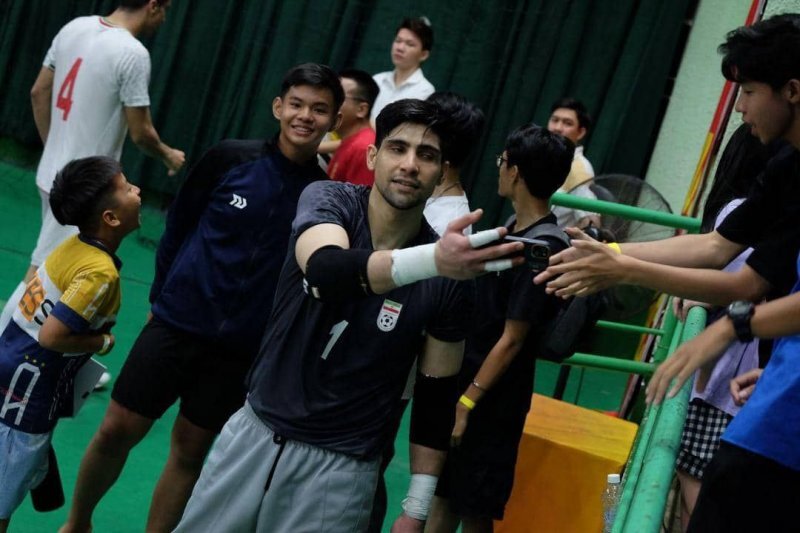 طرفداران خارجی دروازه بان ایرانی را محاصره کردند + تصاویر | ویتنامیها همه وسایل این سنگربان ملی پوش را به یادگار گرفتند!