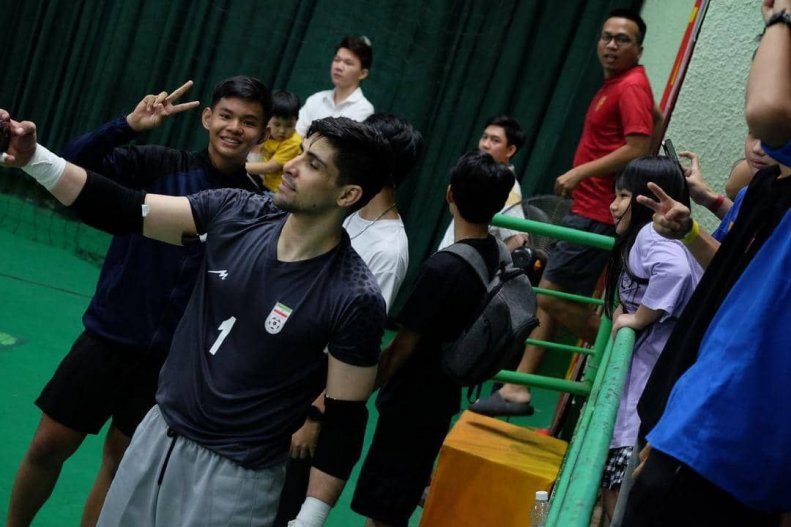 طرفداران خارجی دروازه بان ایرانی را محاصره کردند + تصاویر | ویتنامیها همه وسایل این سنگربان ملی پوش را به یادگار گرفتند!