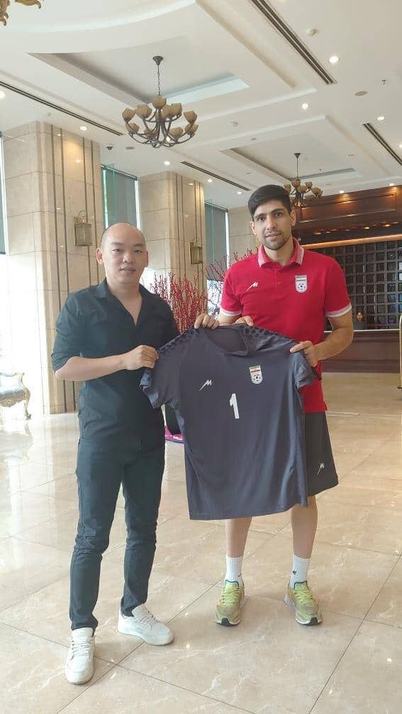 طرفداران خارجی دروازه بان ایرانی را محاصره کردند + تصاویر | ویتنامیها همه وسایل این سنگربان ملی پوش را به یادگار گرفتند!