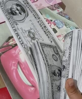 یک مشت دلار؛ هدیه هواداران تراکتور برای مهاجم جنجالی + عکس