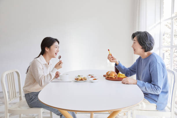 خوردن چه مواد غذایی میتواند به جوان ماندن ما کمک کند؟