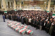 لحظه ورود رهبر انقلاب به حسینیه امام خمینی برای اقامه نماز بر پیکر شهیدان راه قدس | عکس