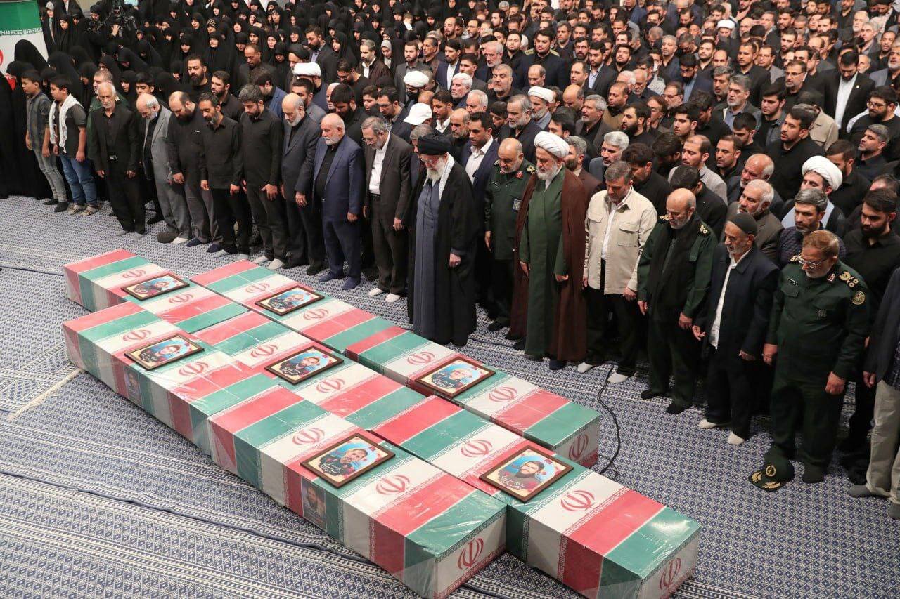 اقامه نماز بر پیکر ۷ شهید  توسط رهبر انقلاب
