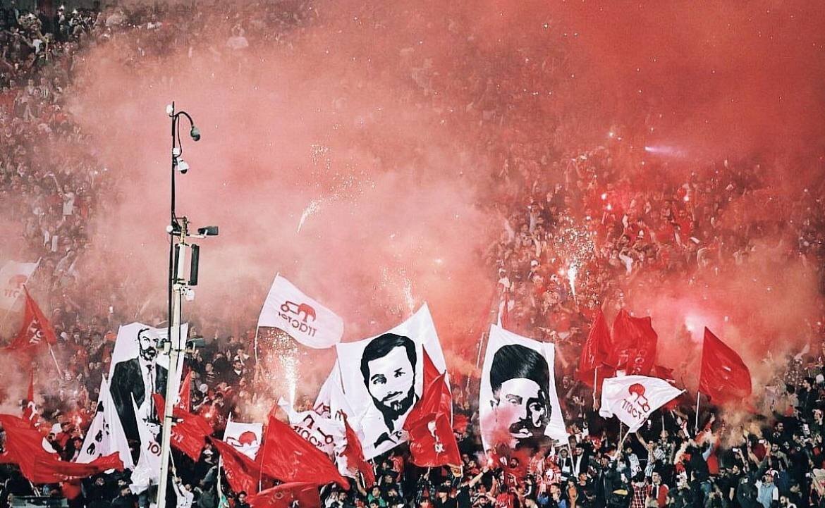 تصویر اسطوره های آذربایجان در دست هواداران تراکتور | این بنرهای بزرگ را ببینید